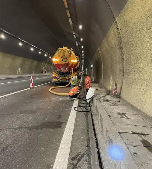 海珠隧道排水渠清淤